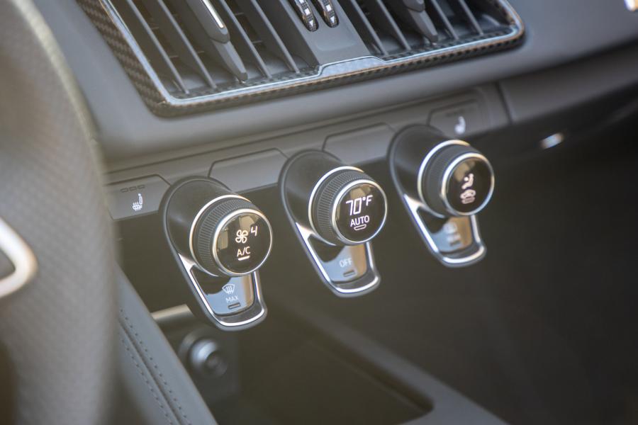 Детали интерьера Audi R8 V10 Performance Spyder 2019 года  (NA) (фото 42 из 46)